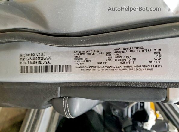 1C4RJKBG4P8857525 2023 JEEP GRAND Silver Vista de la etiqueta del VIN