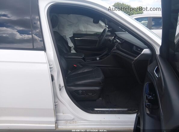 1C4RJKDG3P8701473 2023 JEEP GRAND CHEROKEE L White Front interior view