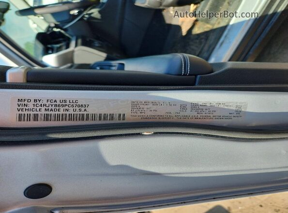 1C4RJYB69PC670837 2023 JEEP GRAND Silver Engine compartment view