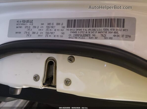 1C6RR6FG0JS290676 2018 RAM 1500 White Widok komory silnika