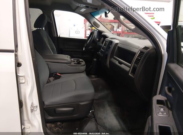 1C6RR6FG0JS290676 2018 RAM 1500 White Widok wnętrza z przodu
