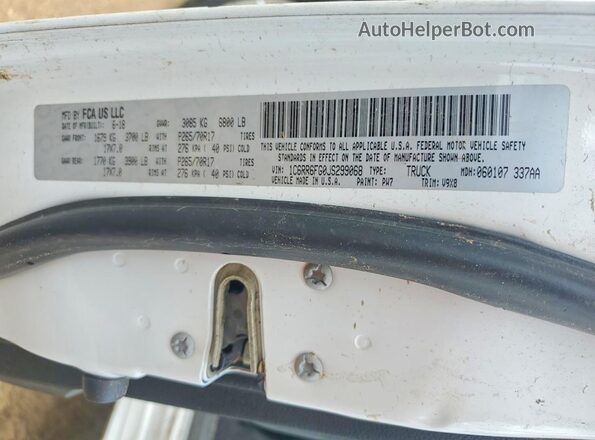 1C6RR6FG0JS299068 2018 RAM 1500 White Widok komory silnika