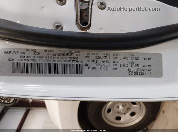 1C6RR6FG2HS614835 2017 RAM 1500 White Vista del compartimento del motor