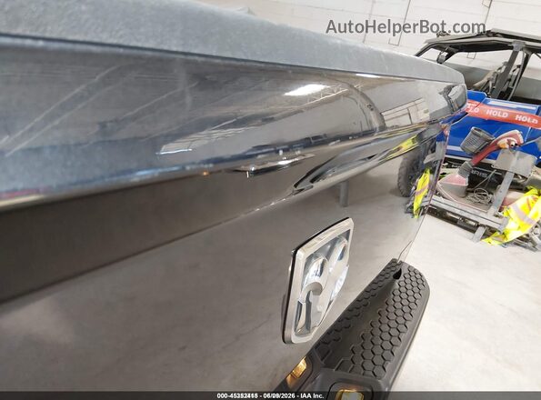1C6RR6FG7JS272420 2018 RAM 1500 Gray Vista interior trasera