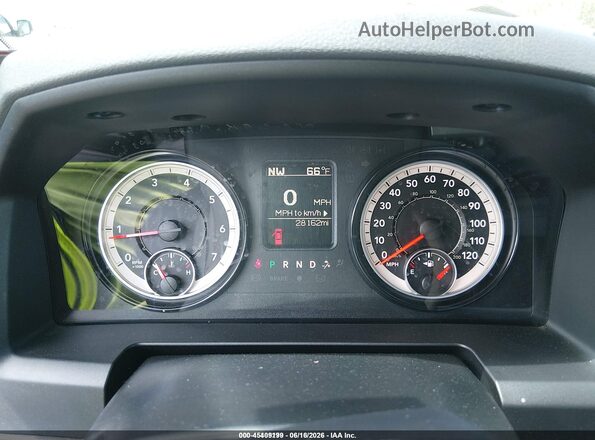 1C6RR6FG7JS303598 2018 RAM 1500 Белый Вид задних сидений