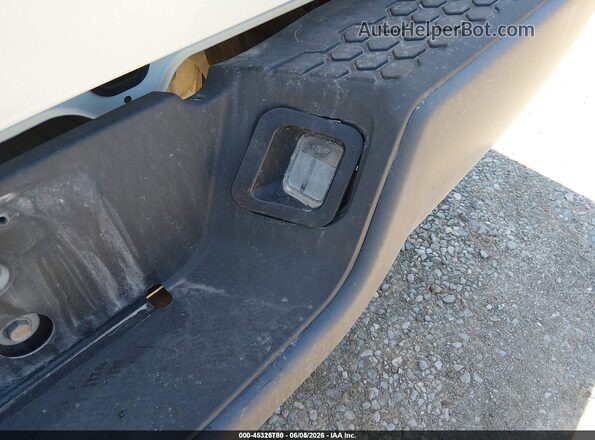 1C6RR6FG9JS303599 2018 RAM 1500 White Front view