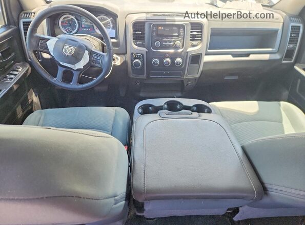 1C6RR6FG9LS121498 2020 RAM 1500 Серебряный Вид панели приборов