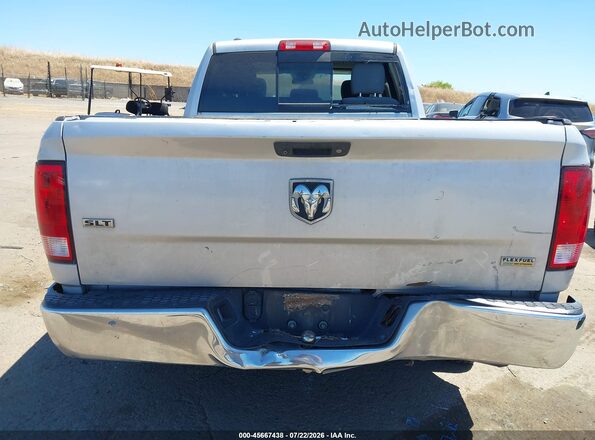 1C6RR6GG0JS324176 2018 RAM 1500 Silver Widok z przodu