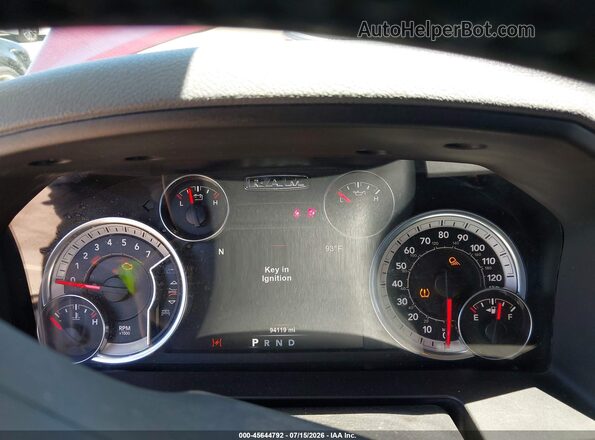 1C6RR6GT8JS211539 2018 RAM 1500 Бордовый Вид задних сидений