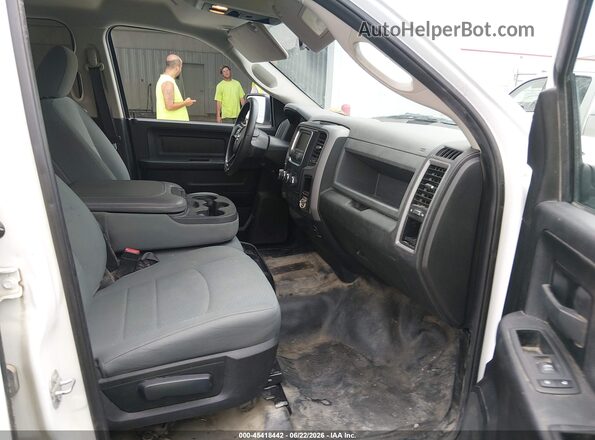 1C6RR6KG0JS298590 2018 RAM 1500 White Widok wnętrza z przodu