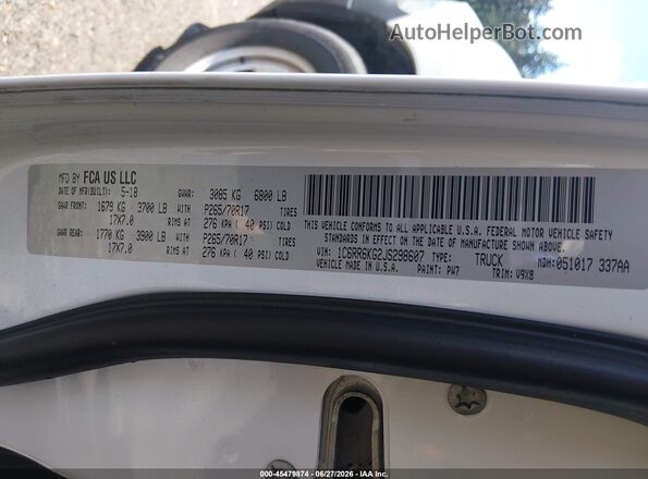 1C6RR6KG2JS298607 2018 RAM 1500 Белый Вид подкапотного пространства
