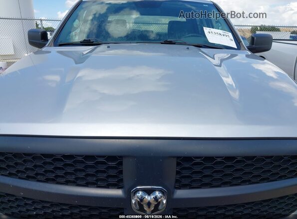 1C6RR6KG3JS303622 2018 RAM 1500 Silver Widok z przodu