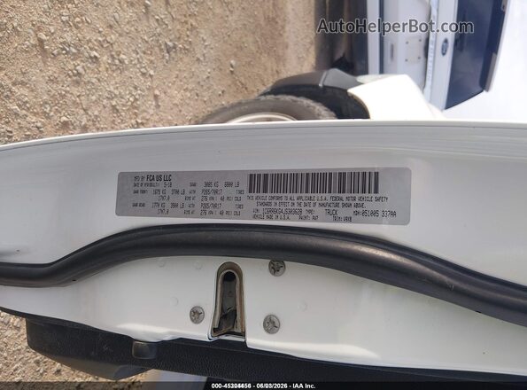 1C6RR6KG4JS303628 2018 RAM 1500 White Widok wnętrza z przodu