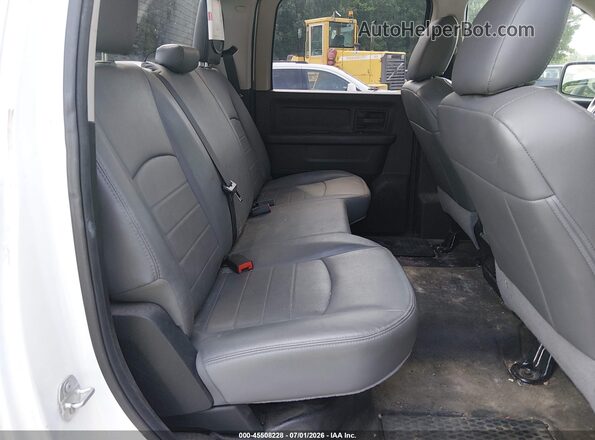 1C6RR6KG8JS298627 2018 RAM 1500 White VIN կոդի պիտակի տեսք