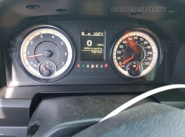 1C6RR6KT2JS296787 2018 RAM 1500 Burgundy Widok zestawu wskaźników