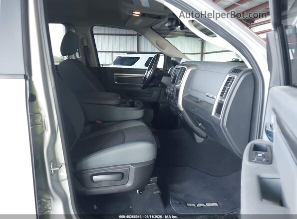 1C6RR6LT1KS538646 2019 RAM 1500 CLASSIC Серебряный Вид салона спереди