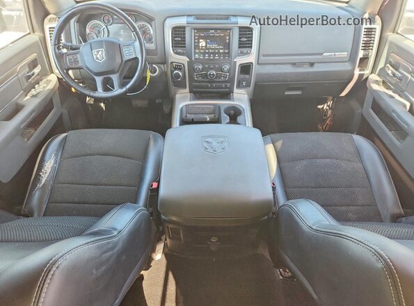 1C6RR6LT4JS238940 2018 RAM 1500 Бордовый Вид панели приборов