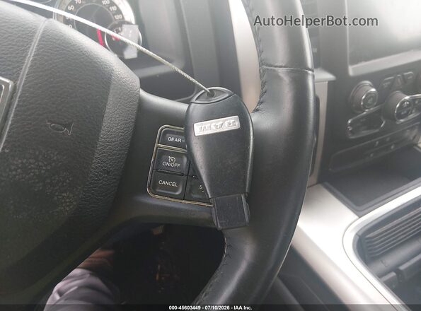 1C6RR6LT5GS381100 2016 RAM 1500 Silver Widok deski rozdzielczej