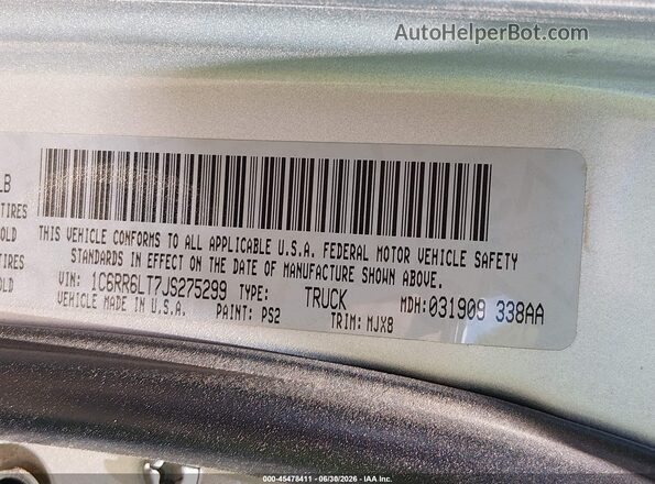 1C6RR6LT7JS275299 2018 RAM 1500 Silver Widok komory silnika