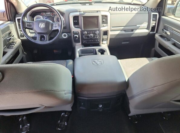 1C6RR6LT8GS179674 2016 RAM 1500 Серебряный Вид панели приборов