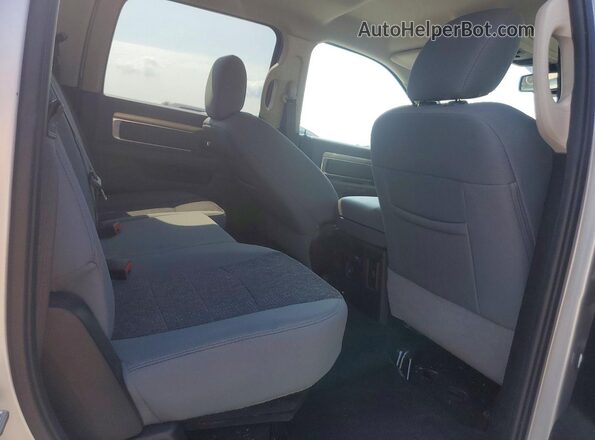 1C6RR6LT8KS563625 2019 RAM 1500 Silver Vista de los asientos traseros