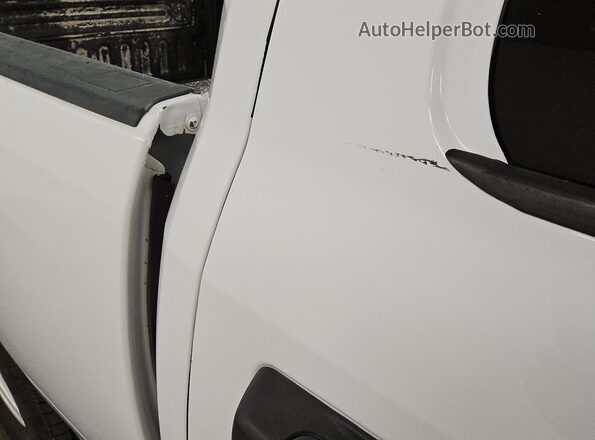 1C6RR7FG1JS303392 2018 RAM 1500 White 