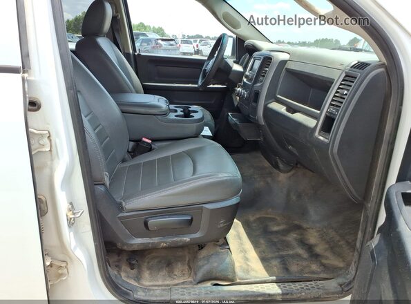1C6RR7FG1JS326218 2018 RAM 1500 White Widok wnętrza z przodu