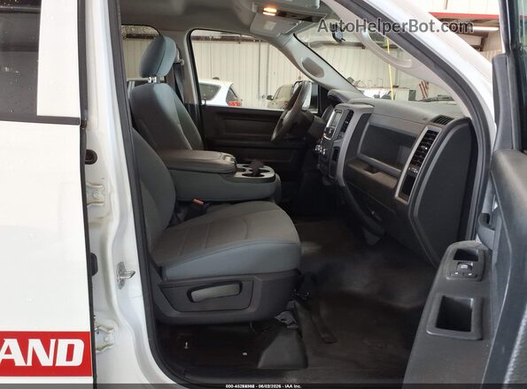 1C6RR7FG1JS326221 2018 RAM 1500 White Вид салону спереду