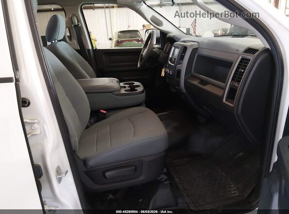 1C6RR7FG3JS326222 2018 RAM 1500 White Սալոնի դիմացի տեսք