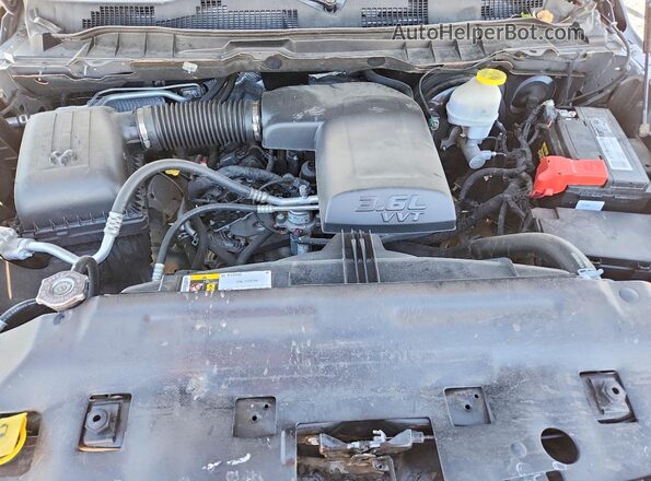 1C6RR7FG3LS130168 2020 RAM 1500 Серебряный Вид задней части салона