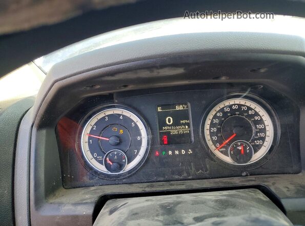 1C6RR7FG6JS297931 2018 RAM 1500 Серый Вид щитка приборов