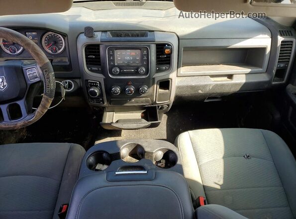 1C6RR7FG6JS297931 2018 RAM 1500 Серый Вид панели приборов
