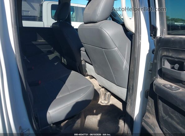 1C6RR7FG6JS306711 2018 RAM 1500 White Widok naklejki z numerem VIN