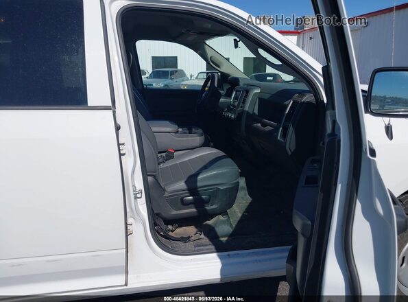 1C6RR7FG6JS326120 2018 RAM 1500 Белый Вид салона спереди
