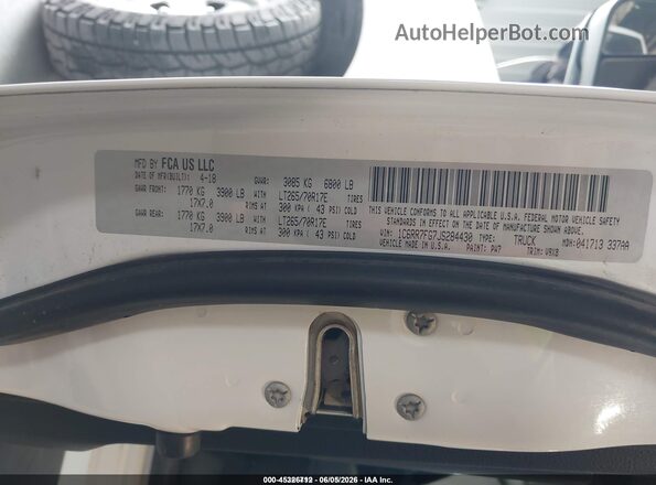 1C6RR7FG7JS284430 2018 RAM 1500 White Vista del compartimento del motor