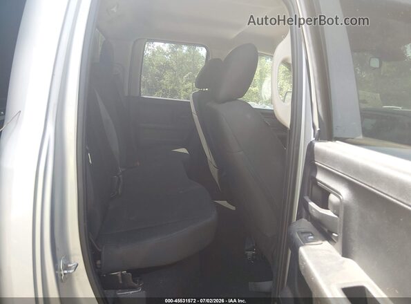 1C6RR7FG7JS327602 2018 RAM 1500 Silver VIN կոդի պիտակի տեսք