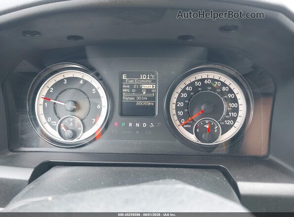 1C6RR7FG9JS306699 2018 RAM 1500 Gray Front interior view