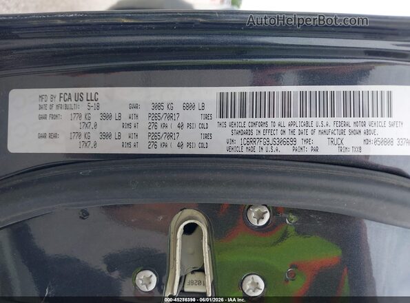 1C6RR7FG9JS306699 2018 RAM 1500 Gray Rear seats view