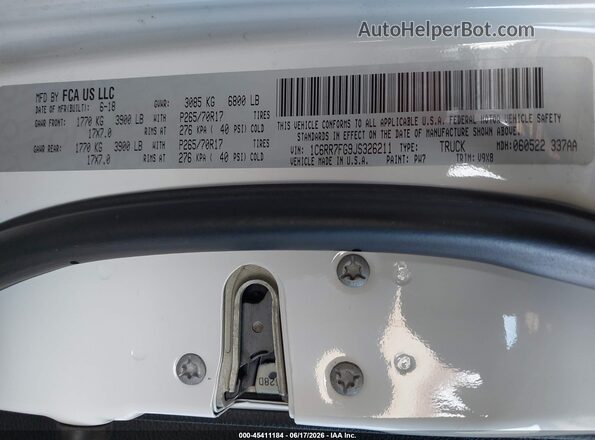 1C6RR7FG9JS326211 2018 RAM 1500 White ძრავის განყოფილების ხედი