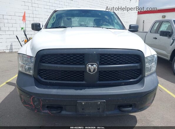 1C6RR7FT1JS300456 2018 RAM 1500 White Widok wnętrza z tyłu
