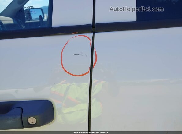 1C6RR7FT4HS544337 2017 RAM 1500 White Widok wnętrza z tyłu