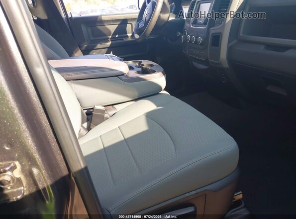 1C6RR7FT5JS190639 2018 RAM 1500 Серый Вид салона спереди