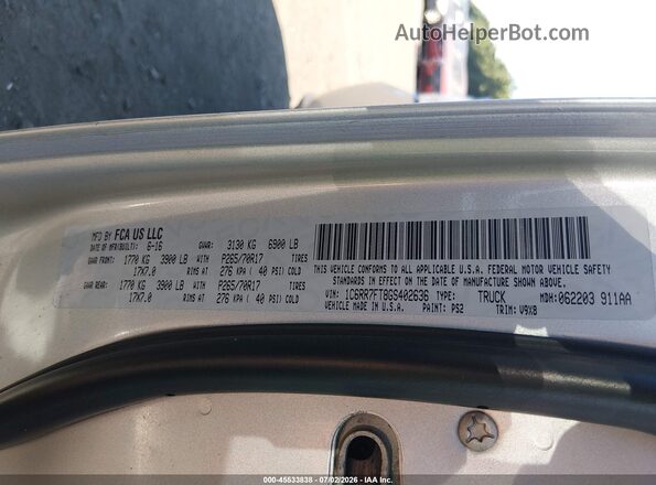 1C6RR7FT8GS402636 2016 RAM 1500 Серебряный Вид подкапотного пространства