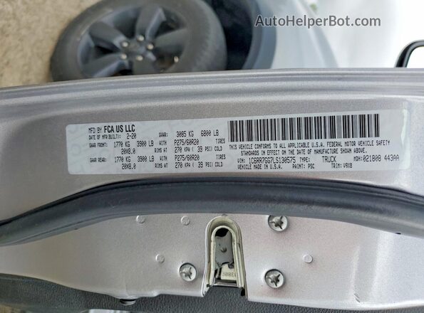 1C6RR7GG7LS130575 2020 RAM 1500 Silver Widok komory silnika