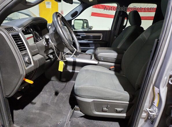 1C6RR7GG9MS590807 2021 RAM 1500 Silver Вид салону спереду