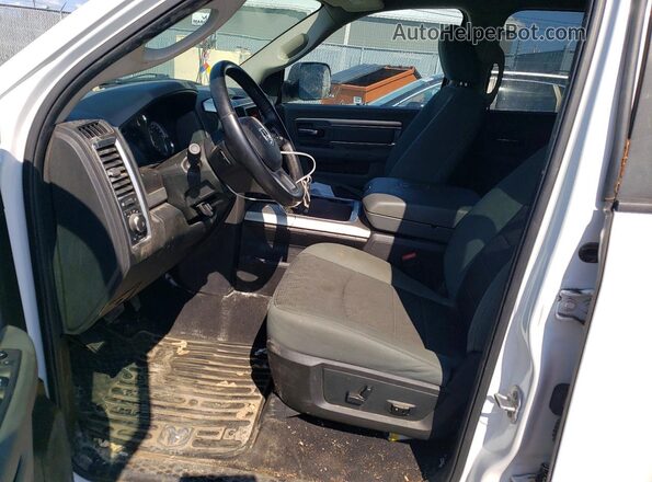 1C6RR7GM5JS226109 2018 RAM 1500 White Widok wnętrza z przodu