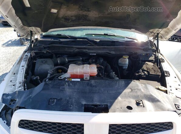 1C6RR7GM5JS226109 2018 RAM 1500 White Widok wnętrza z tyłu