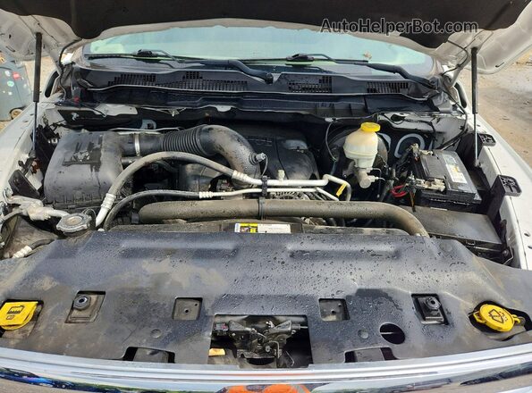 1C6RR7GT2HS674051 2017 RAM 1500 White Widok wnętrza z tyłu