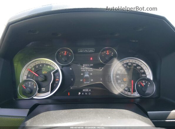 1C6RR7HG9JS260532 2018 RAM 1500 Black Widok tylnych siedzeń