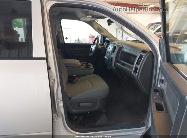 1C6RR7KG0GS339864 2016 RAM 1500 Silver Widok wnętrza z przodu